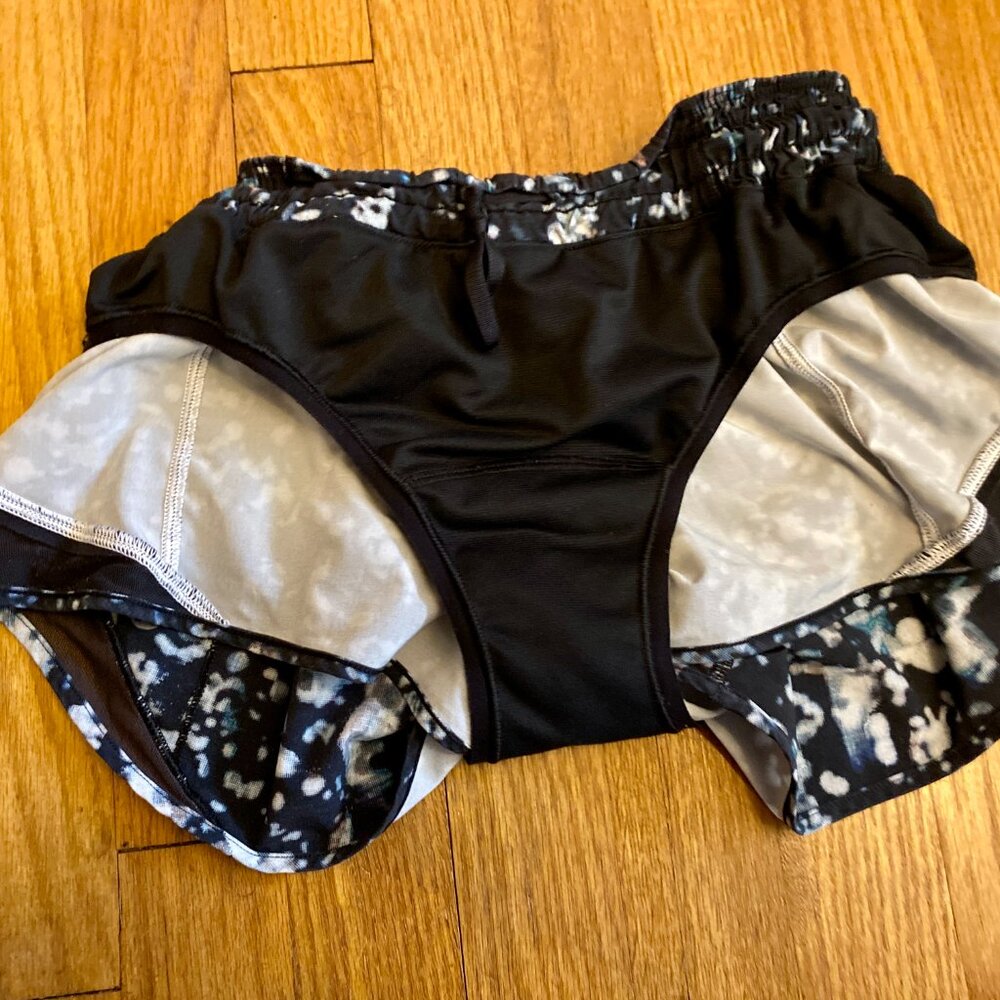 Lululemon Hotty Hot Shorts II 2.5 Pixel Haze Size 6 - Picture 5 of 10